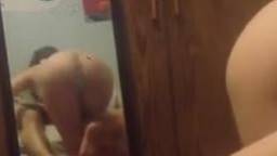 邊看美劇邊享受性感女友的口活服務 豐滿身材十分誘