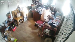 2021八月最新流出破解摄像头偷拍家族工厂弟嫂财务室偷情6号两人吵架嫂子伤心的哭了不让他干对白清晰